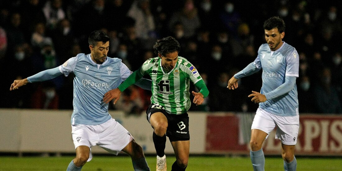 Diego Lainez conduce el esférico durante un juego del Betis, tercer lugar en LaLiga de España.