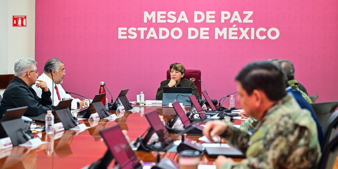 La gobernadora del Edomex Delfina Gómez, durante la Mesa de Paz