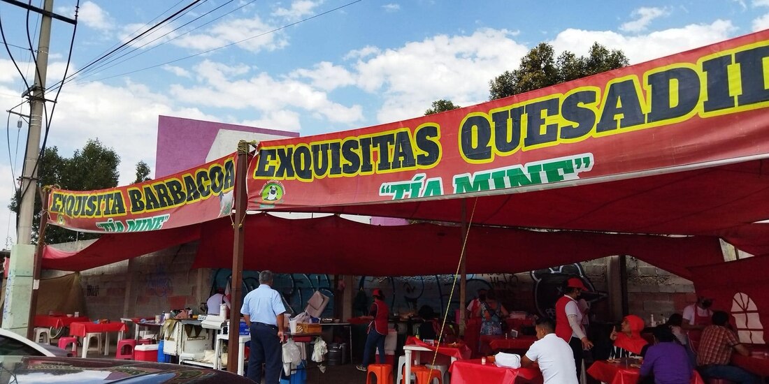 Una joven señaló que tras comer una quesadilla de un puesto callejero se le rompió un diente.
