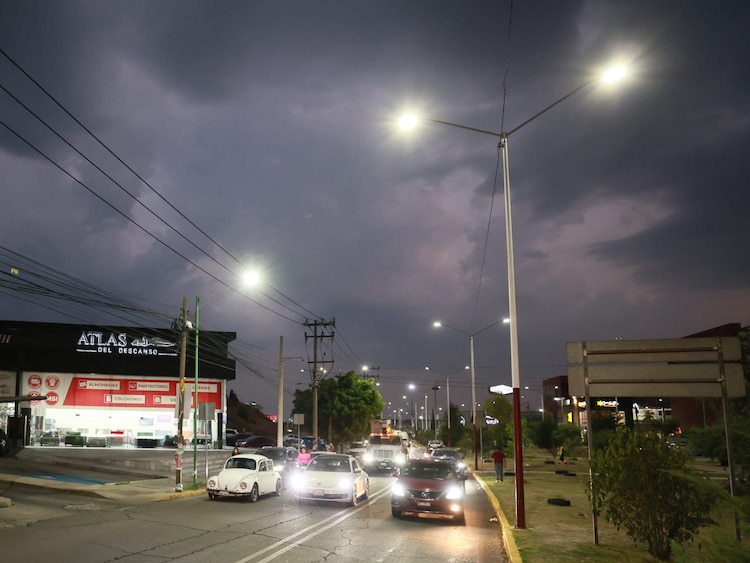 Con la instalación de 342 lámparas LED, el gobierno de Ecatepec devuelve la seguridad nocturna a la avenida Libertadores de América.