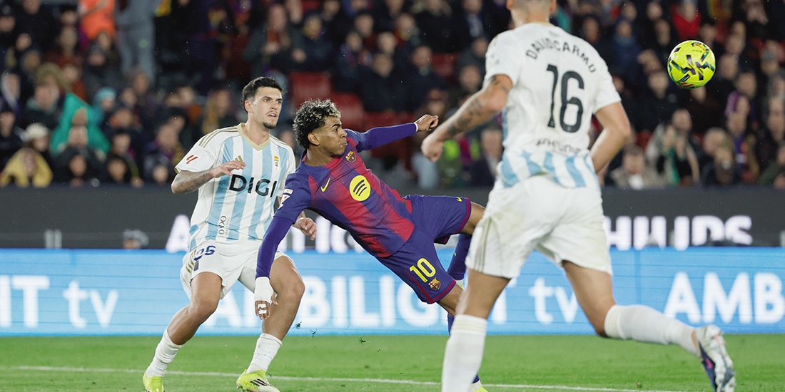 Yamal, en el momento exacto en el que conecta el balón, ayer, en el Camp Nou