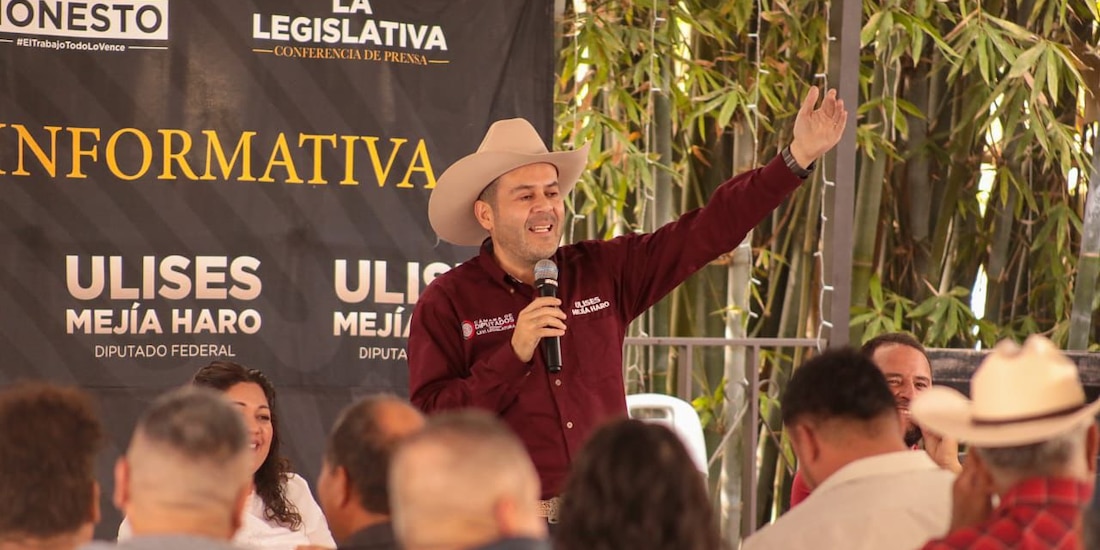 El diputado federal de Morena, Ulises Mejía Haro, en asamblea legislativa Nochistlán.