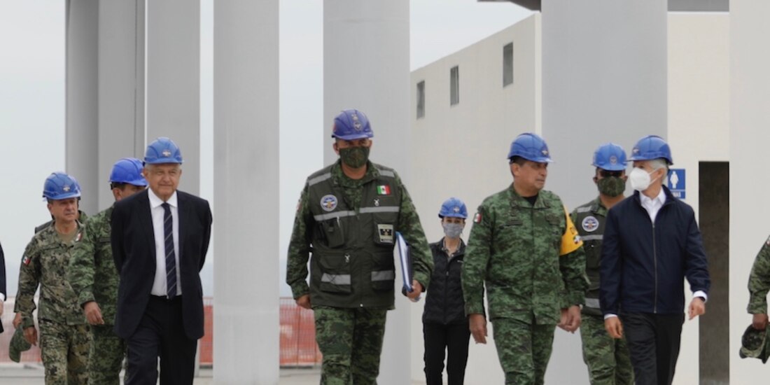 López Obrador destaca honorabilidad de los secretarios de la Defensa y Marina;
en recorrido por Santa Lucía con ellos (foto) exalta rectitud e incorruptibilidad; los acompaña el gobernador del Estado de México, Alfredo del Mazo (der.)