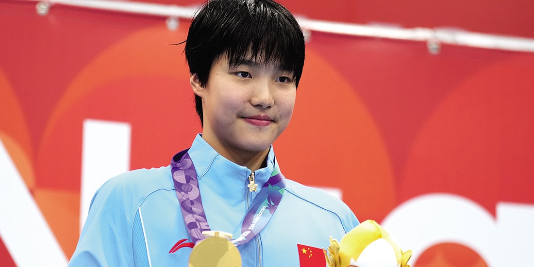 La medallista posa en el podio tras ganar los 200 metros combinados en los Juegos Asiáticos, ayer.