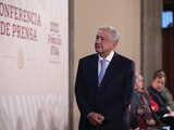 AMLO propone destinar el 80 por ciento de la recaudación migratoria para destinar el dinero a un fideicomiso para el mejoramiento de infraestructuras ferroviarias y aeroportuarias.