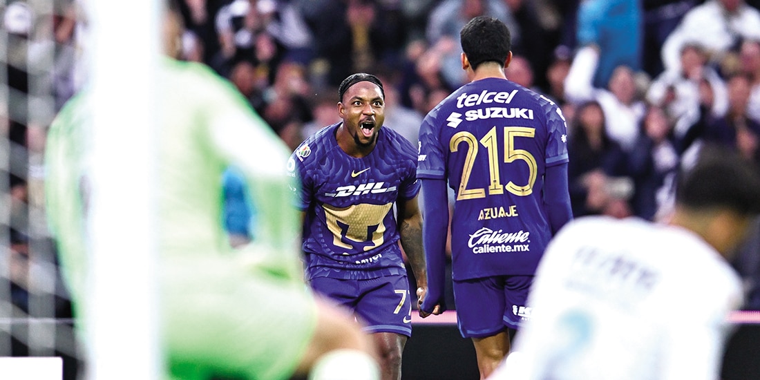 Angulo celebra con sus compañeros uno de los tantos de ayer.