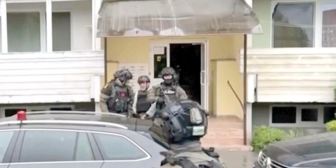 La policía eslovaca escolta, ayer, al presunto sospechoso de atacar al primer ministro el pasado miércoles.