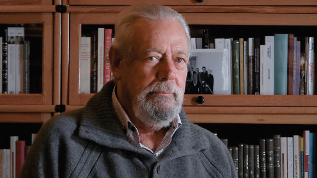 GONZALO CELORIO posa en su biblioteca, al terminar la entrevista