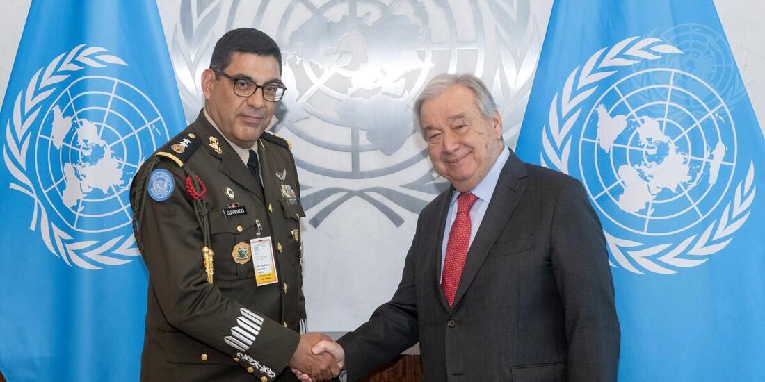 El general Ramón Guardado (izq.) junto con el secretario general de la ONU António Guterres (der.).