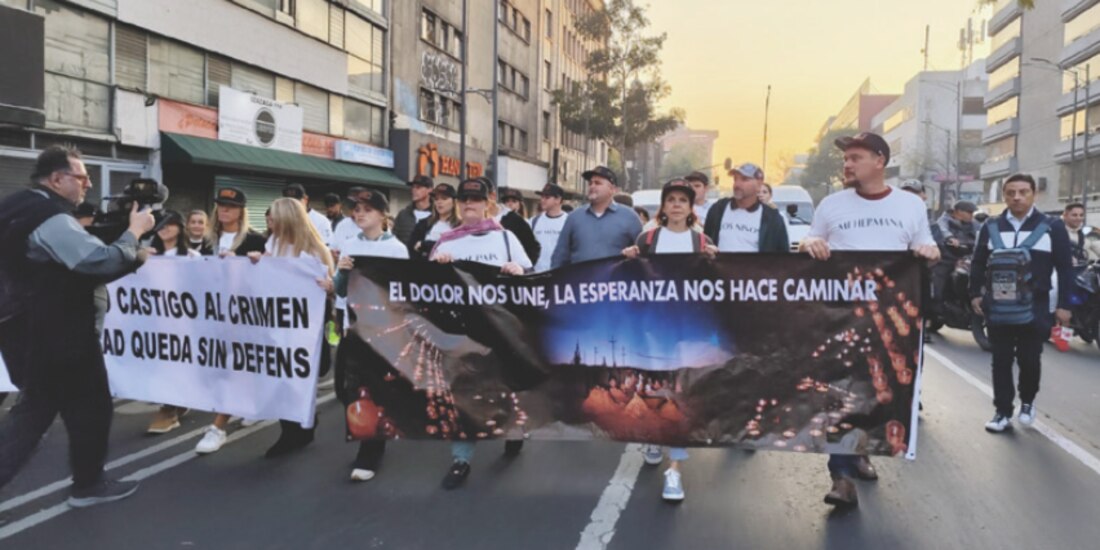 Integrantes de la comunidad LeBarón marcharon ayer para pedir justicia por sus familiares, ayer en la CDMX.