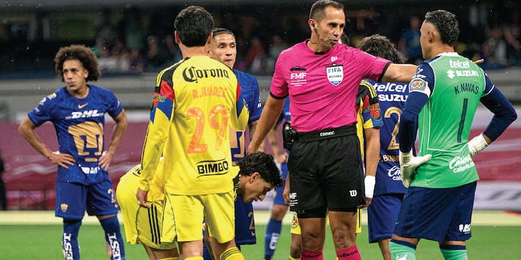 SANTANDER señala uno de los penaltis a favor de los locales, ayer.