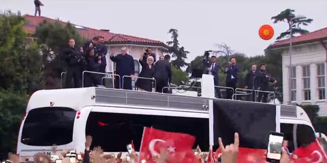 El presidente reelecto Recep Tayyip Erdoğan celebra con sus simpatizantes su triunfo desde la ciudad de Ankara tras ganar su tercer mandato consecutivo.
