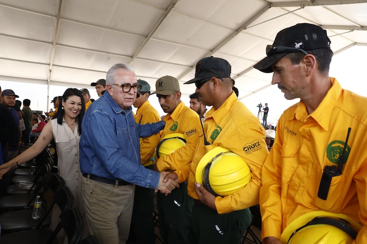 El gobernador Rubén Rocha Moya y la presidenta municipal Yoneida Vázquez Gámez.