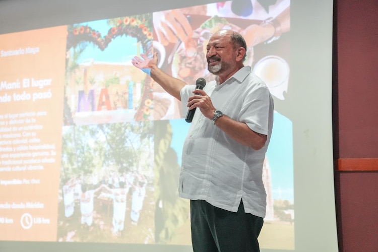 Darío Flota Ocampo, titular de Sefotur, imparte la conferencia sobre turismo y desarrollo a estudiantes de la UTR Sur en Tekax.
