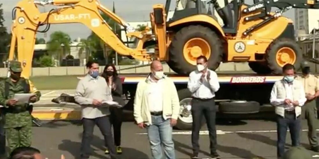 El gobernador Enrique Alfaro encabeza ceremonia de reconocimiento a bomberos.