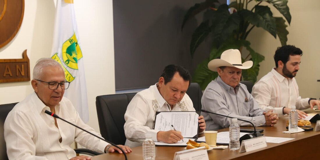 Al centro de la imagen el Gobernador constitucional de Yucatán.