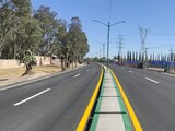 se consideró un camellón central, pavimentación