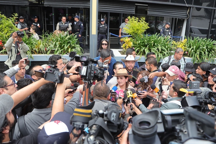 La alcaldesa, en declaraciones a la prensa al exterior de la FGR en la Ciudad de México.
