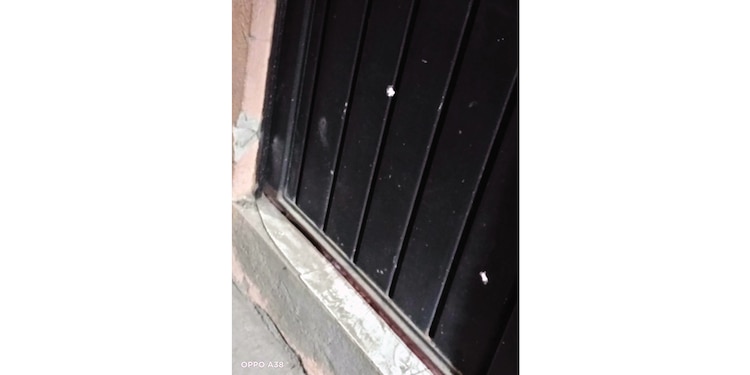 Los impactos de bala quedaron en la puerta de una de las viviendas.