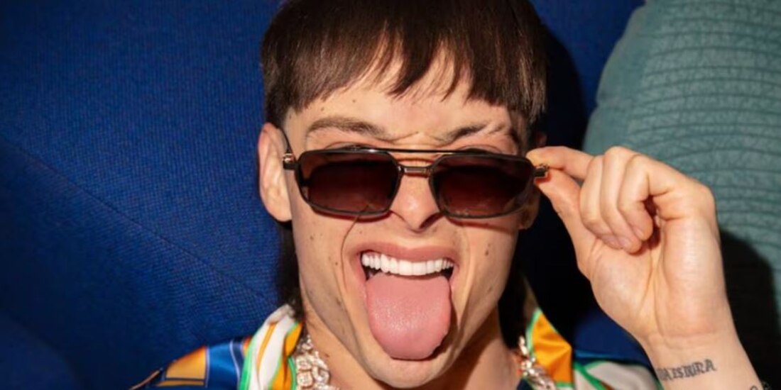 Peso Pluma llega a concierto en muletas y una mujer lo recibe con un beso ¿nueva novia? | VIDEO