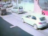Al intentar cruzar la calle, el conductor de una camioneta lo arrolla de manera violenta