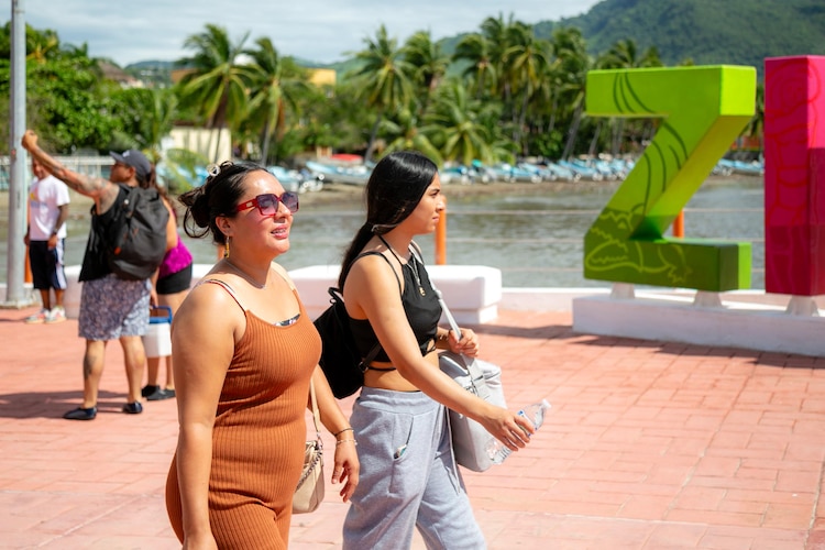 Turistas nacionales e internacionales prefieren los destinos de Guerrero.