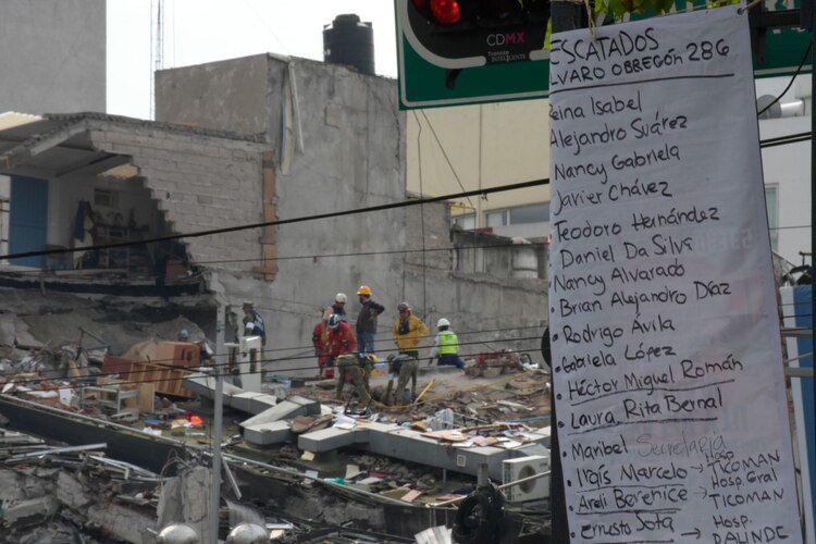 (Archivo) Trabajos de recate en el edificio colapsado en el 286 de Álvaro Obregón.