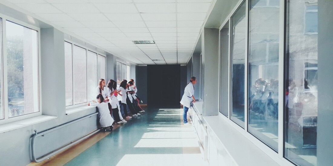 La "novatada" a médicos residentes de la especialidad en ortopedia y cirugía articular ocurrió el 8 y 9 de julio de 2021.