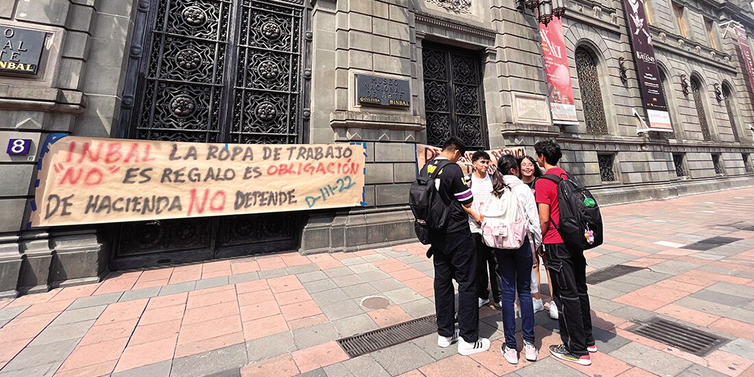 Estudiantes afuera del Museo Nacional de Arte, el martes pasado.