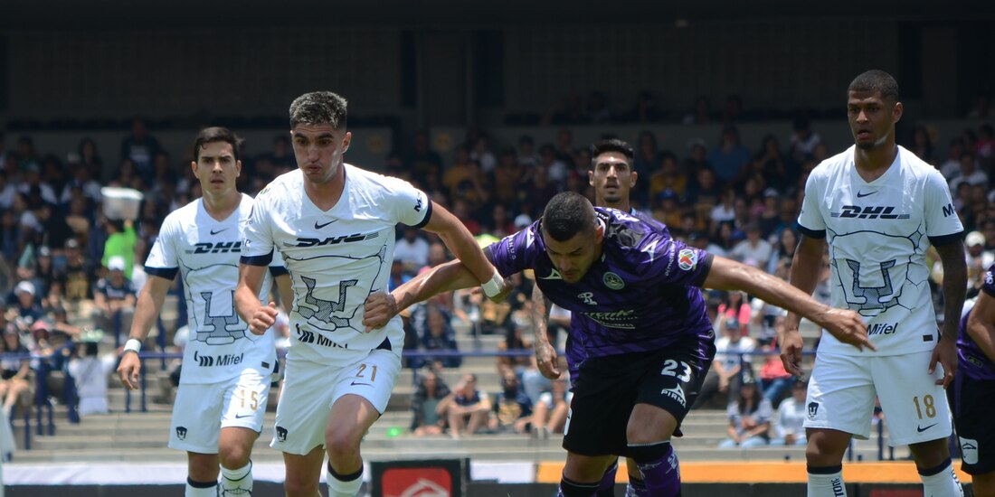 Gustavo Del Prete de Pumas y Sergio Flores de Mazatlán durante el partido de Jornada 2 del Torneo Apertura 2023 de la Liga MX
