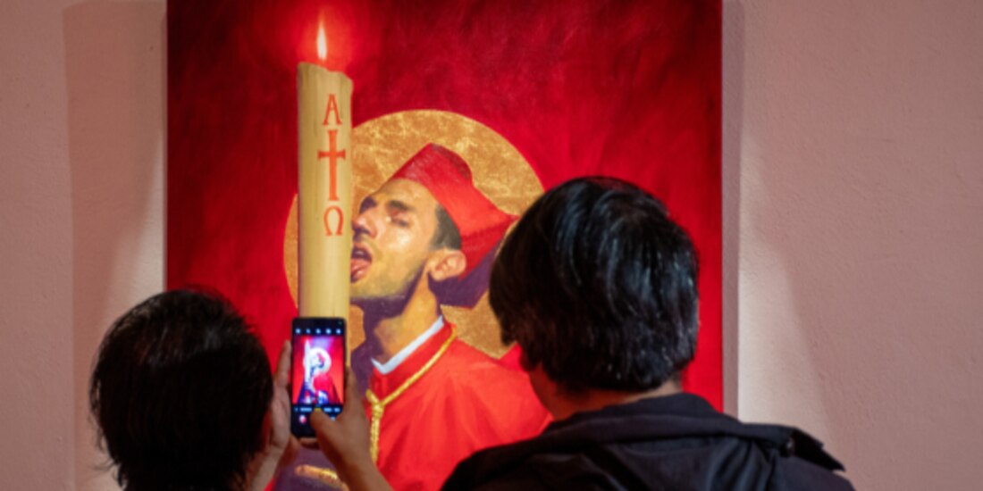 Visitantes, ayer, observan la pieza Sacramento I.