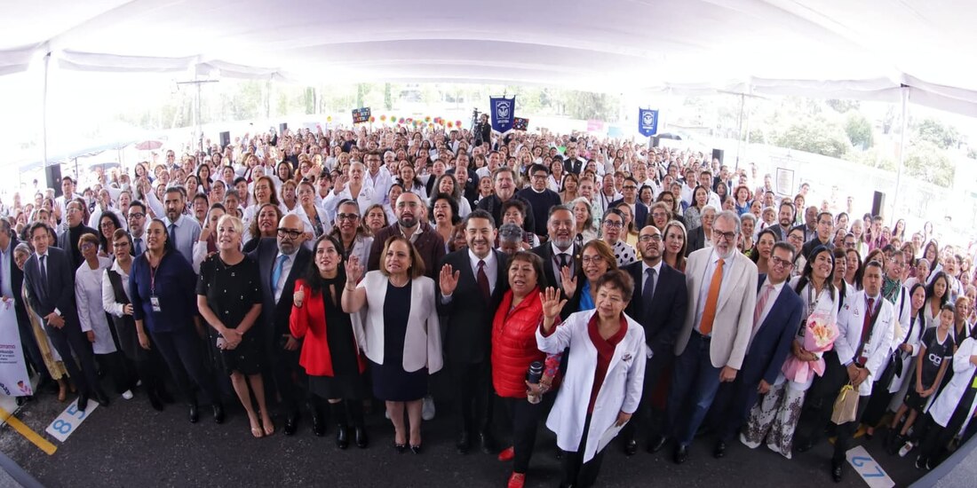 Al centro de la imagen el director general del ISSSTE.