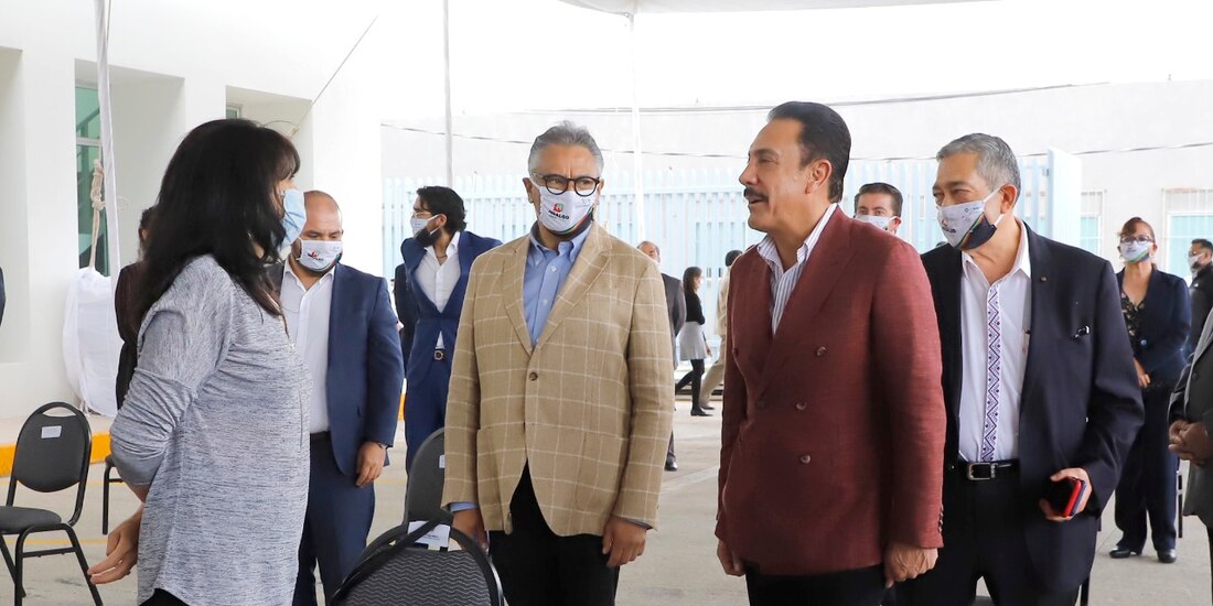 El gobernador de Hidalgo en recorrido por el Centro de Servicios Integrales.
