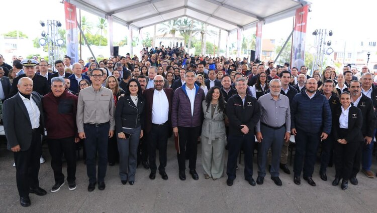 El gobernador del estado, Américo Villarreal Anaya, atestiguó la firma del acuerdo.