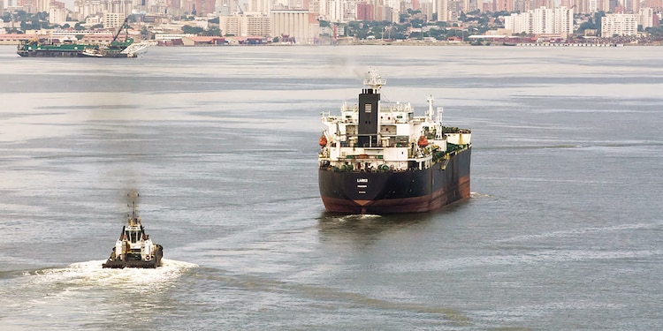 Un petrolero navega por el lago de Maracaibo, Venezuela, en foto de archivo.
