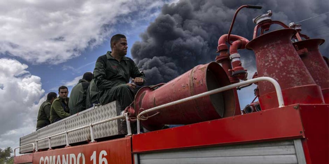 Bomberos se desplazan en un camión dentro de la base de superpetroleros de Matanzas para sofocar un incendio que comenzó durante una tormenta eléctrica el pasado viernes
