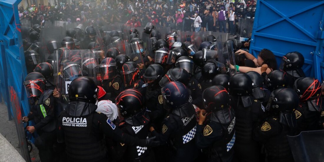 Un grupo de 150 se manifiesta contra abuso policial y violencia feminicida