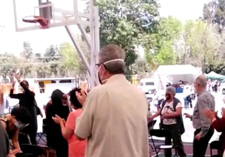Elementos del Instituto del Deporte de la CDMX motivan a los adultos mayores a ejercitarse durante la espera de la vacuna Covid.