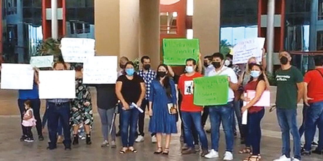 Maestros de Telebachillerato, durante su protesta de ayer.