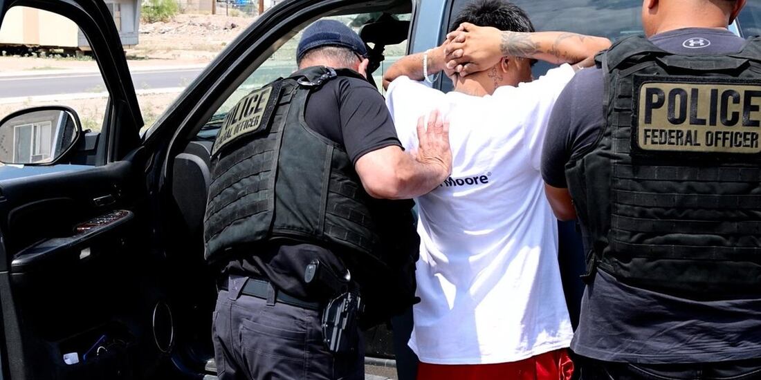 Agentes migratorios, durante un operativo contra presuntos indocumentados.