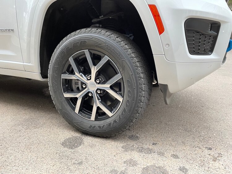 Sus llantas y rines son grandes y lucen deportivos.