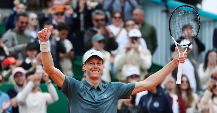 Jannik Sinner celebra su primer título en el Masters 1000 de Montecarlo.