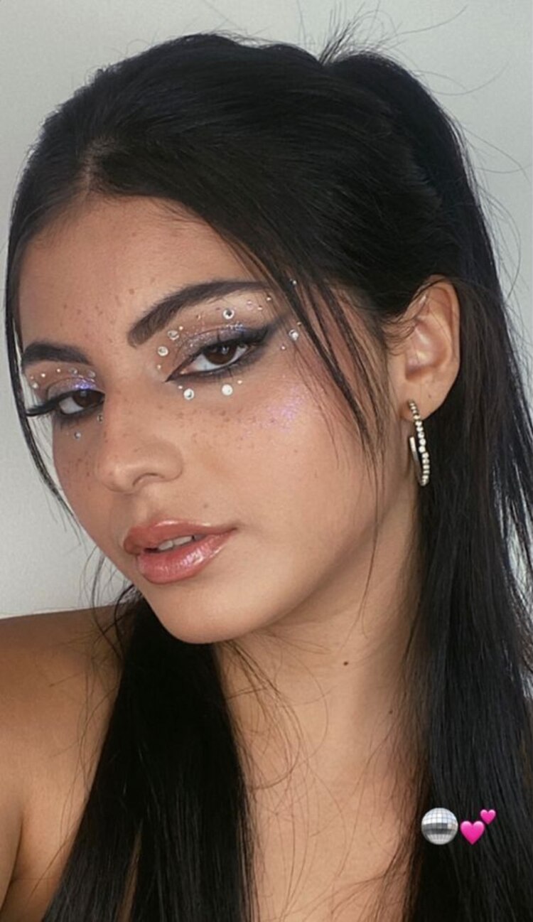 Eleva tu look con aplicaciones en el rostro