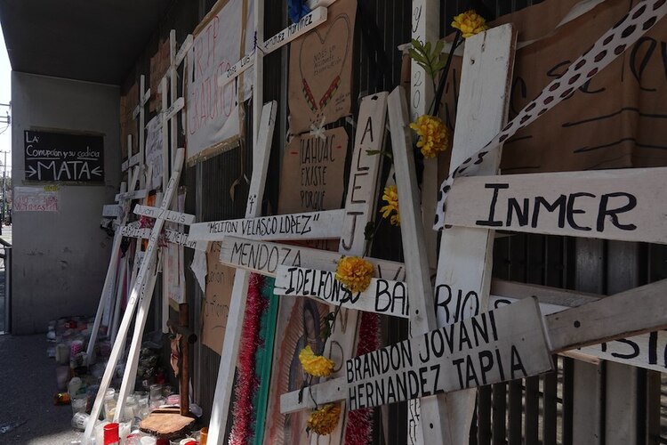 En la zona cero permanece el homenaje popular que se ha hecho a las víctimas.