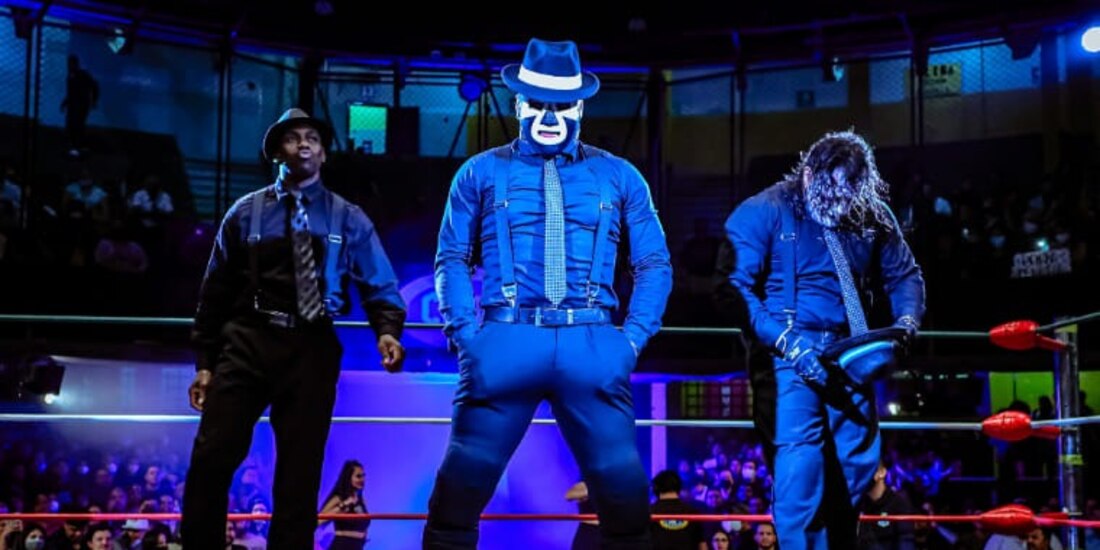 Espanto Jr y los miembros de La Ola Negra, luchadores del CMLL.