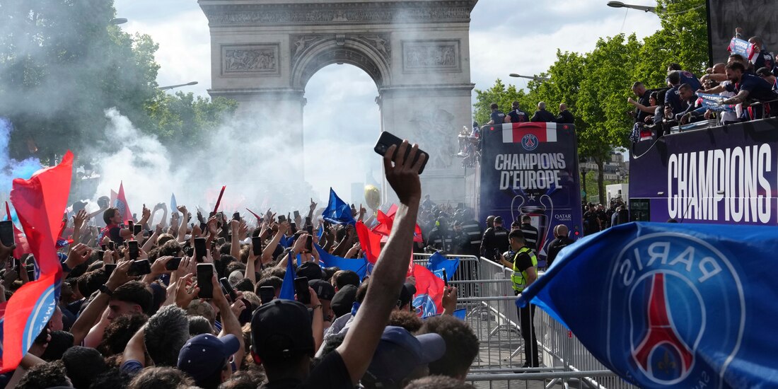 Los aficionados del conjunto parisino celebran con su equipo, el domingo, el título de la Champions.