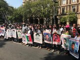 Estudiantes y familiares de los normalistas desaparecidos hace 6 años realizaron un mitin afuera de la SCJN para exigir justicia y agilizar las investigaciones.
