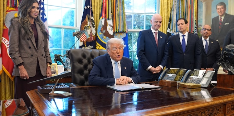 El presidente Donald Trump y el presidente de la FIFA, Gianni Infantino, habla durante una reunión sobre la Copa del Mundo 2026