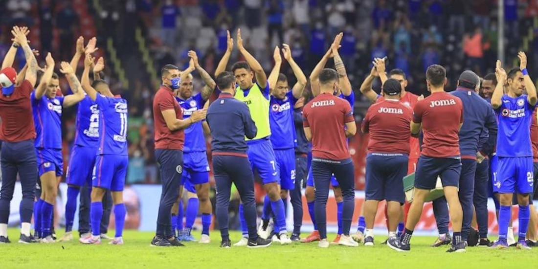 Jugadores de Cruz Azul celebran una victoria en la Liguilla del Torneo Guard1anes 2021 de la Liga MX.