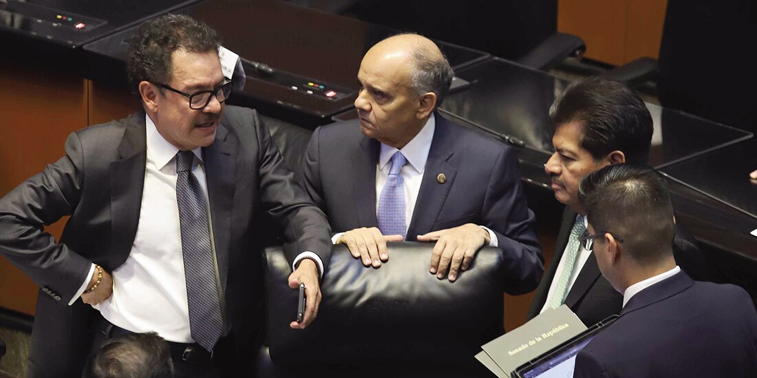 Legisladores de Morena y el PRI en diálogo, ayer, durante la sesión